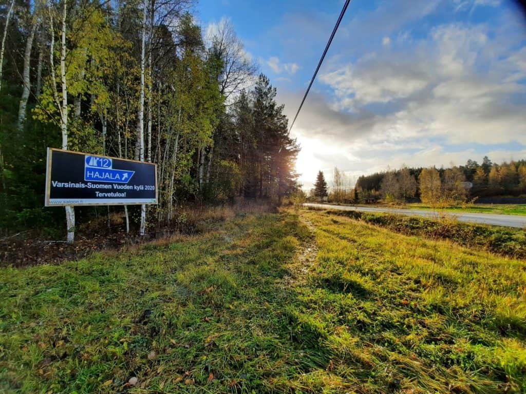 Vanha Turuntie ja Vuoden Kylä kyltti