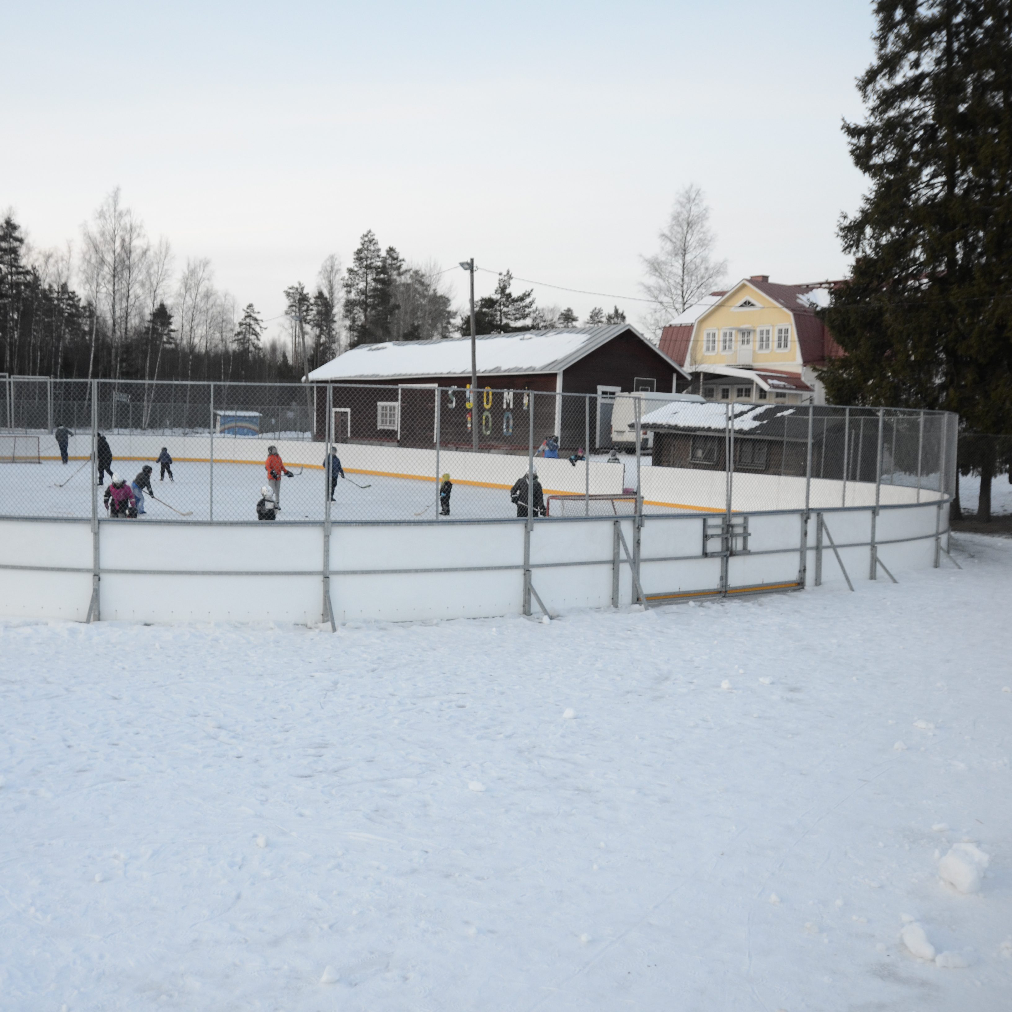 Luistelukenttä on kovassa käytössä